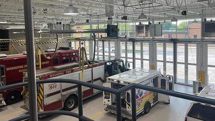 L'intérieur d'une caserne de pompiers.