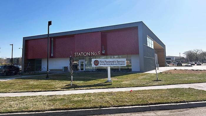 Une caserne de pompiers.