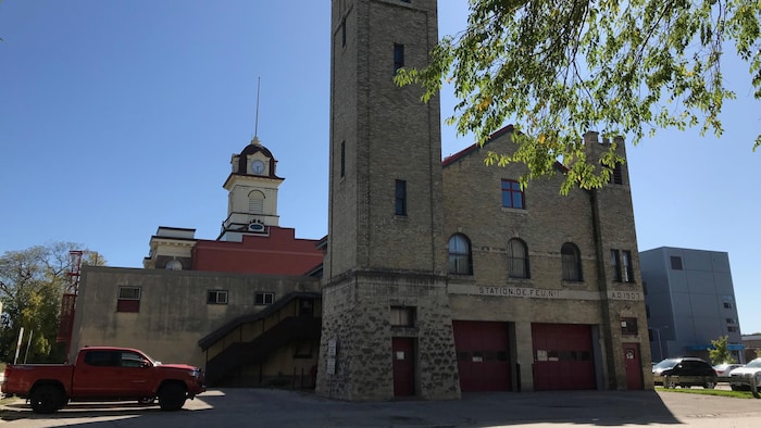 Un bâtiment, sur le frontispice duquel on peut lire : Station de feu No 1, A.D. 1901, et qui comporte une tour carrée. Derrière on peut voir la tour de l'hôtel de ville. 