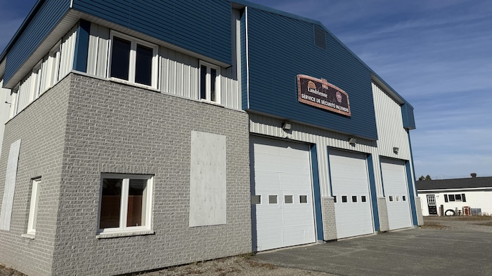 Façade de la caserne de pompiers de Landrienne, avec trois grandes portes de garage.