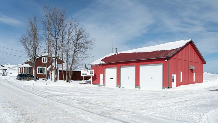 Une caserne en hiver.