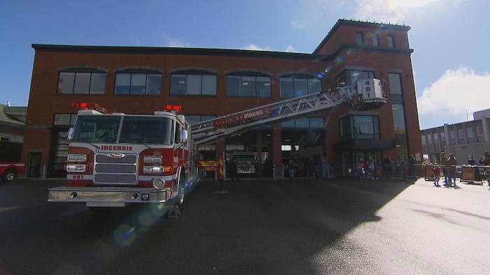 Un camion de pompiers devant la caserne de Magog. 