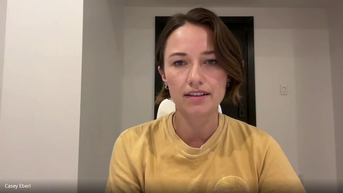 Casey Eberl en visioconférence depuis son retour de Gaza.