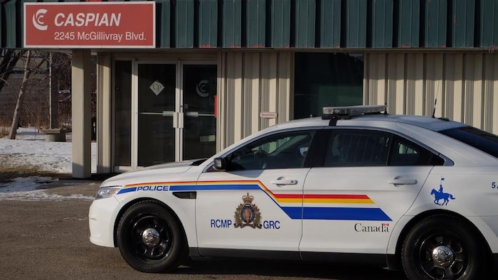 Une auto de police garée devant les bureaux de l'entreprise Caspian.