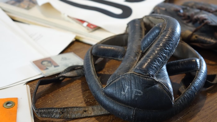 Un casque de vélo en cuir.