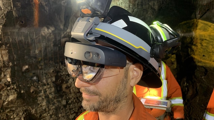 Un mineur porte un casque et un système de réalité augmentée.