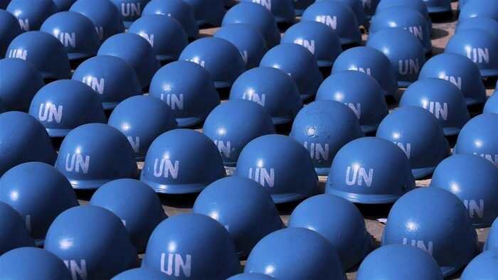 Des casques bleus, au sol.