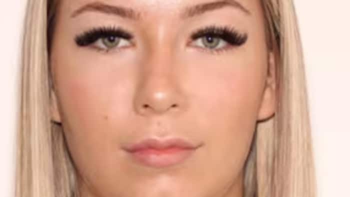  Cassidy Marie Arsenault, sérieuse et inexpressive, évoquant une photo d'identité judiciaire.
