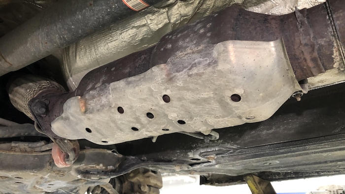 Dessous d'un véhicule automobile pour montrer les pièces qui s'y trouvent.