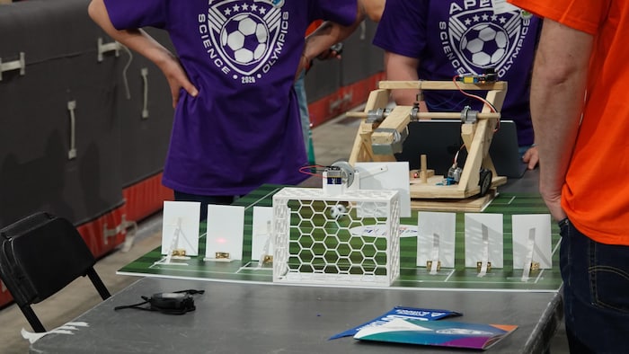 Une catapulte tire un ballon de soccer.