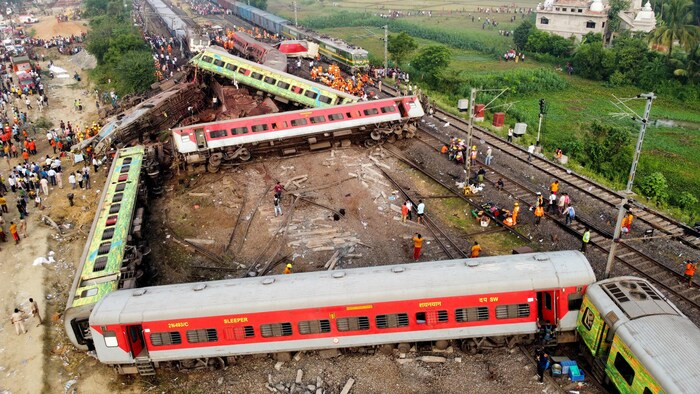 Vue aérienne de wagons après la collision de deux trains de passagers dans le district de Balasore, en Inde.