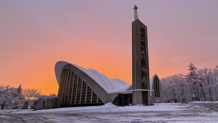 La cathédrale de Nicolet au crépuscule.
