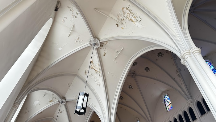 Le plafond de la cathédrale de Rimouski s'effrite et des morceaux de peinture se détachent.