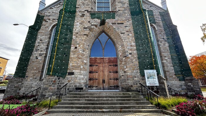 La porte avant de la cathédrale de Rimouski est usée par le temps.