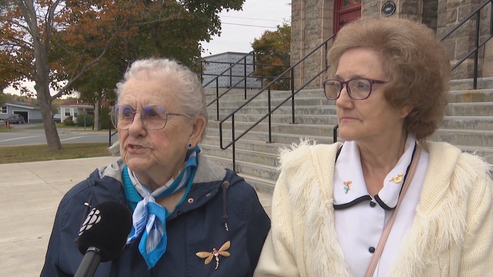 Deux personnes devant une église.
