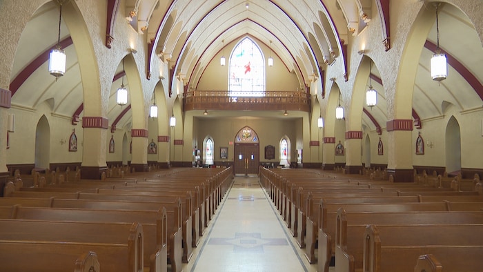 L'intérieur d'une église.