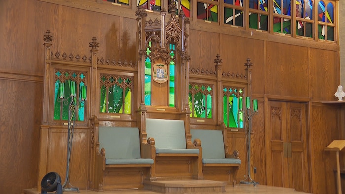 Un siège de l'autel d'une église.