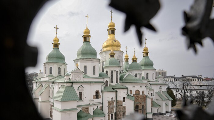 La cathédrale Sainte-Sophie à Kiev. Les toits sont verts et or.
