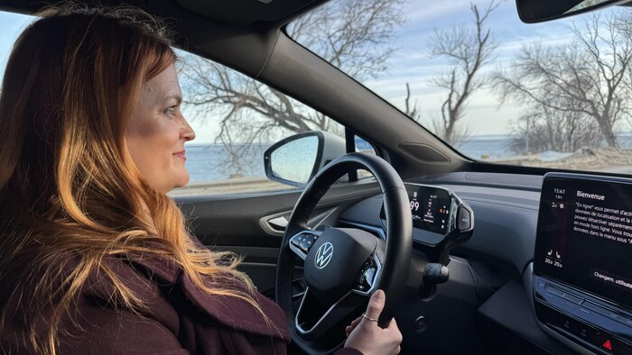 La députée de Bonaventure, Catherine Blouin, au volant de sa voiture dans son comté.