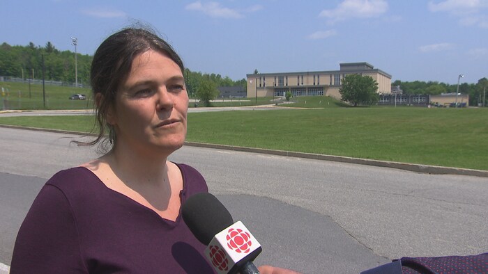 Catherine Boire en entrevue devant l'école La Ruche. 