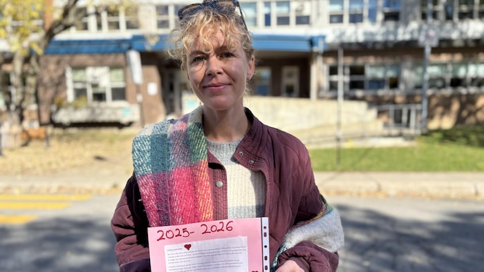 Une mère impliquée devant une école secondaire