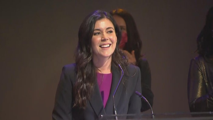 Catherine Fournier livre un discours en souriant.