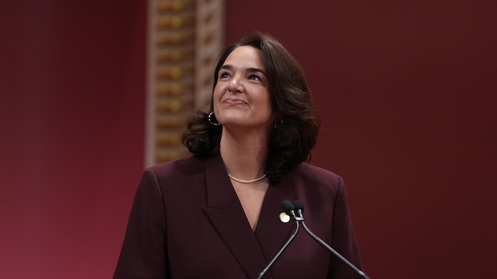 Catherine Gentilcore regarde vers le haut, souriante.