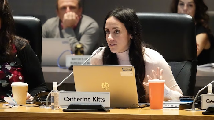 Catherine Kitts, conseillère d'Orléans-Sud-Navan, parle au micro lors d'une réunion du conseil municipal d'Ottawa.