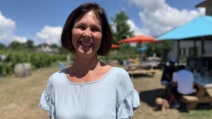 Portrait de Catherine Langlois dans le vignoble.