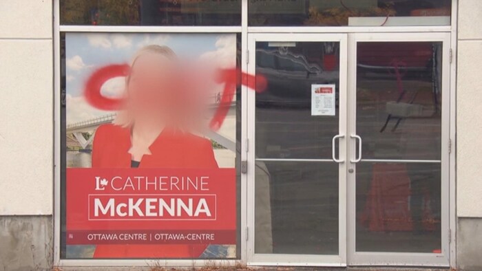 Un mot offensant peint sur une vitre du bureau de campagne de Catherine McKenna.