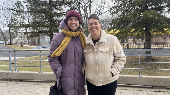 Deux jeunes femmes posant à l'extérieur sur le campus de l'Université Laval lors d'une froide journée de novembre.