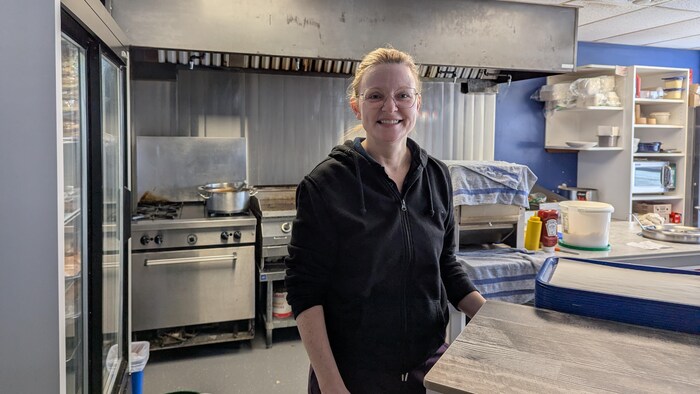 Cathy Légaré sourit derrière le comptoir de son restaurant. 