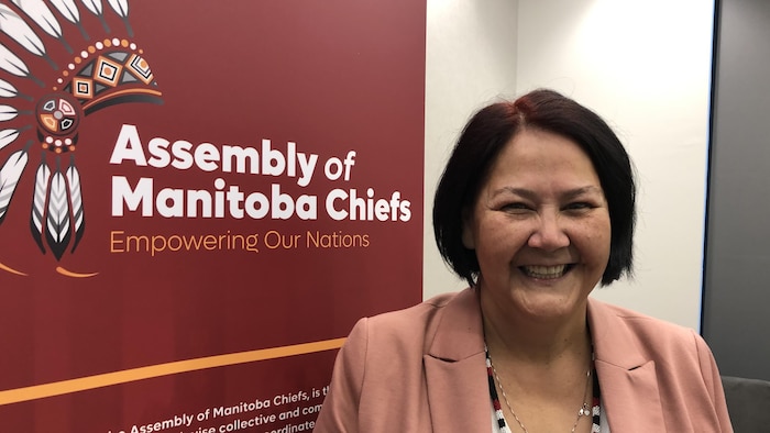 Cathy Merrick est la nouvelle grande cheffe de l'Assemblée des chefs du Manitoba et est photographiée devant une affiche de l'Assemblée des chefs du Manitoba le 26 octobre 2022.