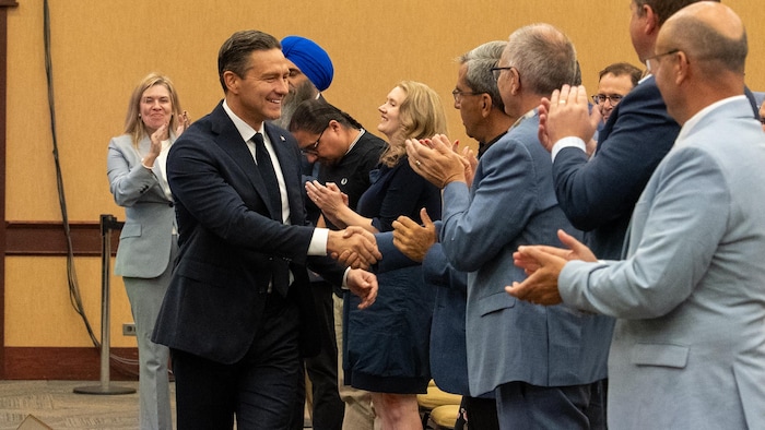 Le chef conservateur Pierre Poilievre serre la main des ses députés.