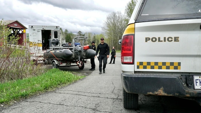 Des policiers sur le terrain.