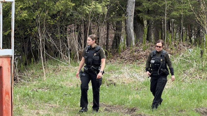 Deux policières sur le terrain. 