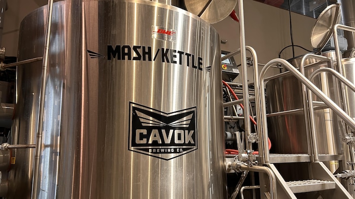 Des installations en métal pour distiller de la bière.