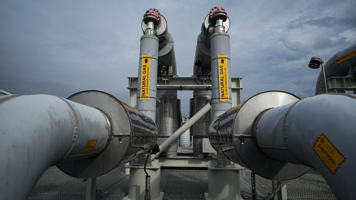Des tuyaux s'élèvent d'une plateforme destinée au transport de gaz naturel liquéfié du projet Coastal GasLink à Kitimat, en Colombie-Britannique, le mercredi 28 septembre 2022.