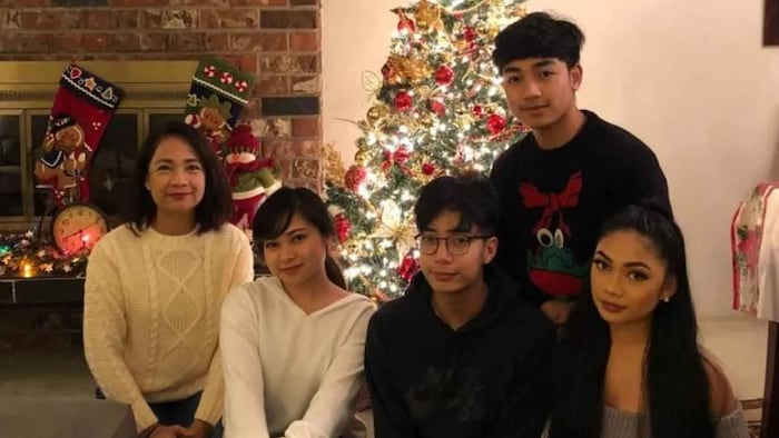 Leilani Leonardo (à gauche) pose devant un sapin de Noël avec ses enfants.