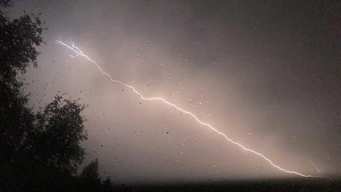 Un éclair traverse le ciel de Prince George, en Colombie-Britannique, sur une photo non datée.