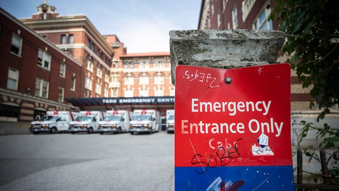 Une affiche sur laquelle sont apposés des graffitis indique l'entrée de l'urgence de l'hôpital Saint-Paul, à Vancouver, sur une photo non datée.