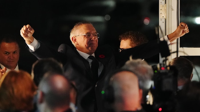 Le chef par intérim du Parti conservateur de la Colombie-Britannique, Lorne Doerkson, arrive au rassemblement de son parti à la suite de sa victoire électorale à Vancouver, le samedi 24 octobre 2026.
