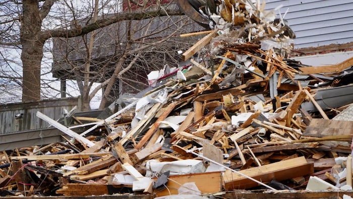 Un amas de débris d'une maison à la suite de sa démolition.