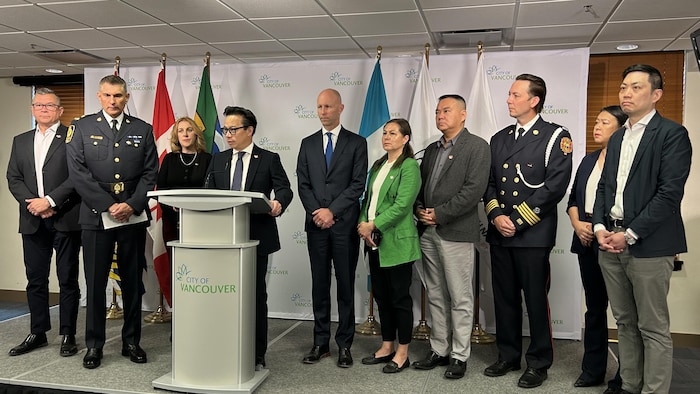 Des officiels de la Ville de Vancouver posent en rang d'oignon lors d'une conférence de presse à Vancouver, le vendredi 16 mai 2025.