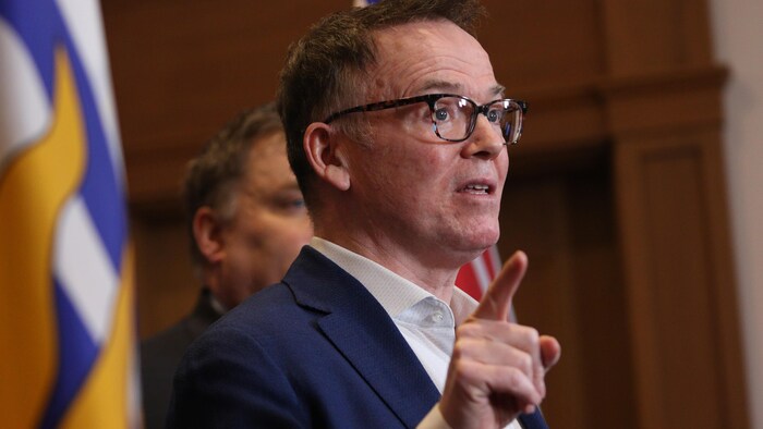 Le chef du Parti libéral de la Colombie-Britannique, Kevin Falcon, réagit au budget provincial lors d'une conférence de presse à l'Assemblée législative, à Victoria, le mardi 22 février 2022.