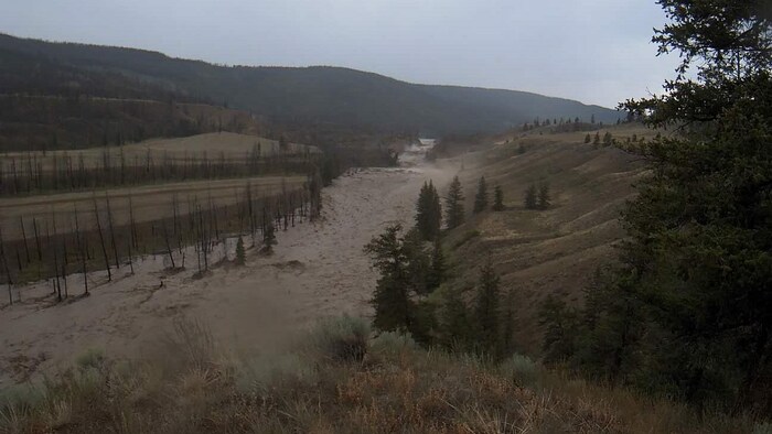 De l'eau déferle dans le lit de la rivière Chilcotin, dans le sud de la Colombie-Britannique.