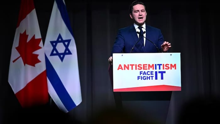 زعيم حزب المحافظين الكندي بيار بواليافر يتحدث في مؤتمر عن معاداة السامية في أوتاوا في 17 تشرين الأول (أكتوبر) 2023.