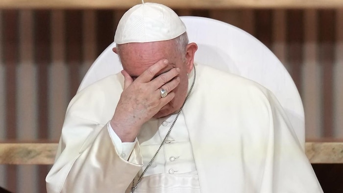 البابا فرنسيس يضع يده على وجهه.