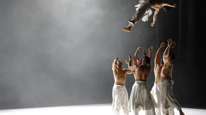 Des danseurs sur scène.