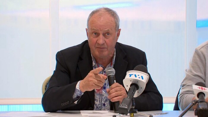 Cécilien Berthiaume lors d'une conférence de presse.